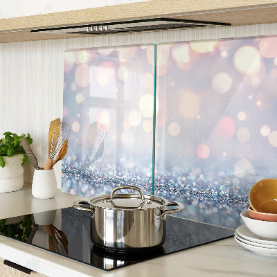 Glas-Schneidebrett mit funkelnden Lichtern und Diamantakzent