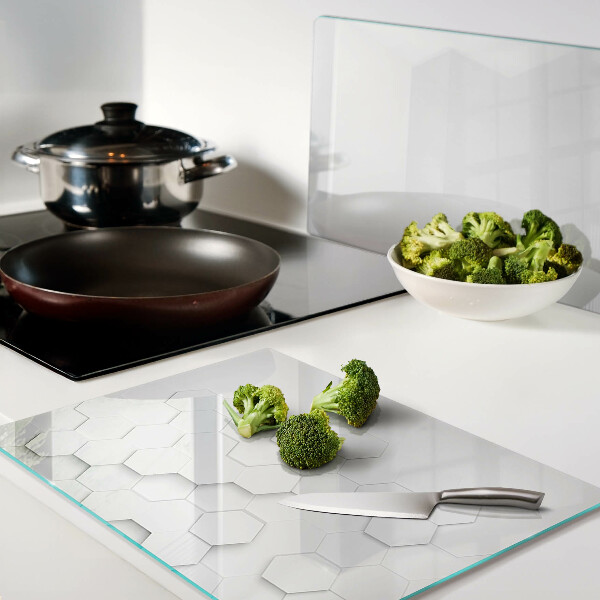 Schneidebrett mit einem Muster aus Sechsecken in Grautönen