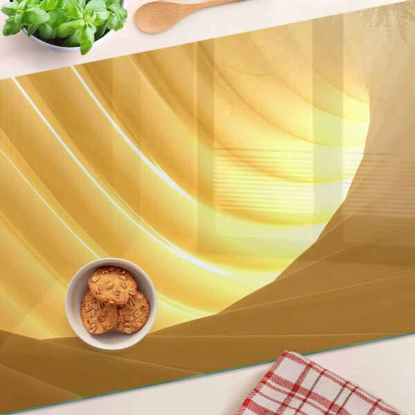 Schneidebrett mit goldenen Wellen und Fensterdekoration