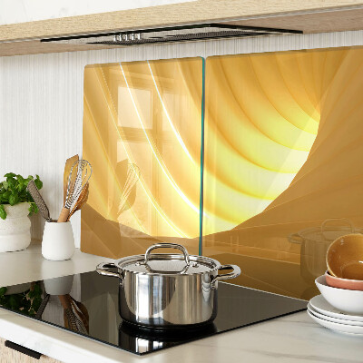 Schneidebrett mit goldenen Wellen und Fensterdekoration