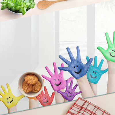 Glas Schneidebrett mit bunten, lächelnden Händen als Motiv