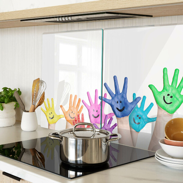 Glas Schneidebrett mit bunten, lächelnden Händen als Motiv