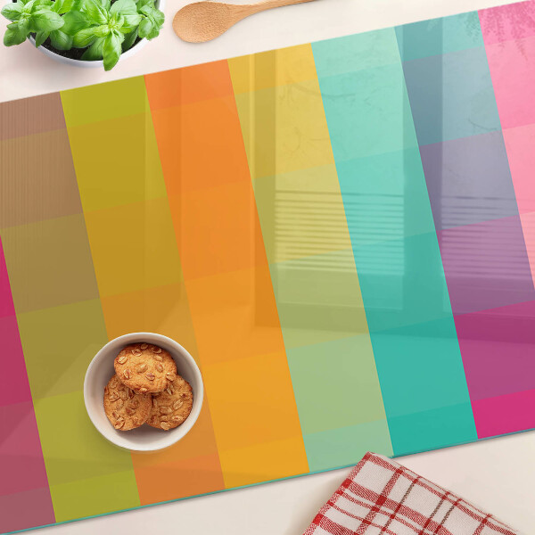 Schneidebrett mit farbenfrohem geometrischem Muster und Farbverlauf