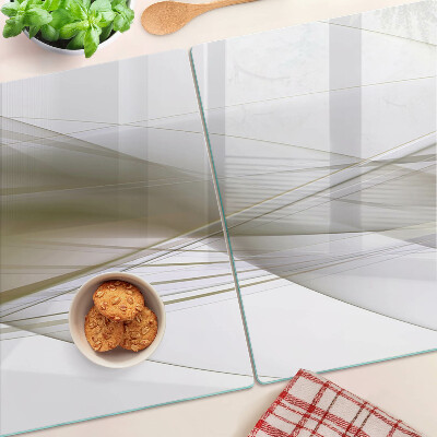 Schneidebrett mit abstrakten Linien und Formen