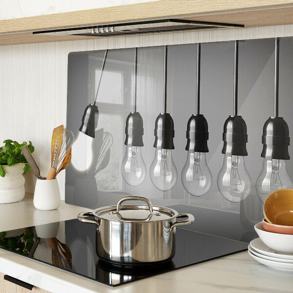 Schneidebrett Glühbirnen an Kabeln