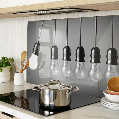 Schneidebrett mit Motiv von Glühbirnen an Kabeln