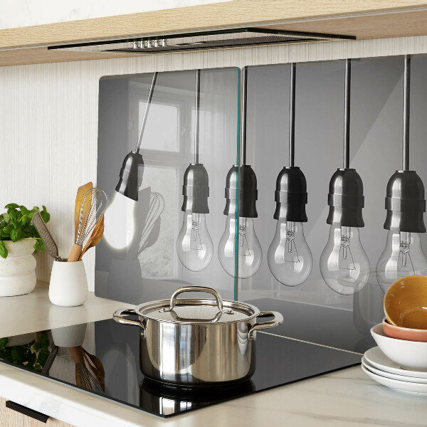 Schneidebrett mit Motiv von Glühbirnen an Kabeln