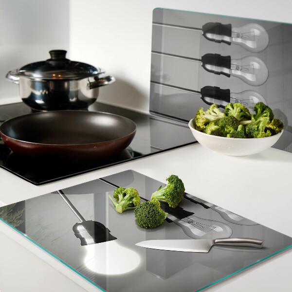 Schneidebrett Glühbirnen an Kabeln