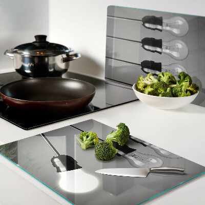 Schneidebrett Glühbirnen an Kabeln