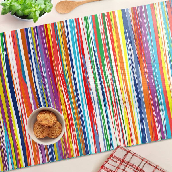 Glas-Schneidebrett mit bunten Streifen in verschiedenen Farbtönen