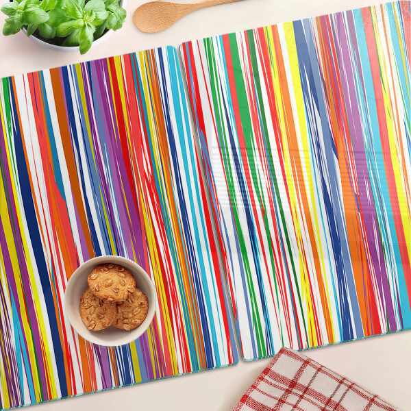 Glas-Schneidebrett mit bunten Streifen in verschiedenen Farbtönen