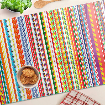 Schneidebrett mit bunten Streifen