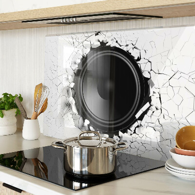 Schneidebrett Lautsprecher in einer zerbrochenen Wand