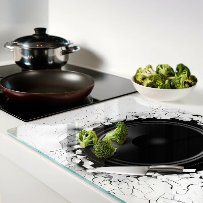 Schneidebrett mit Lautsprecher-Motiv vor einer zerbrochenen Wand