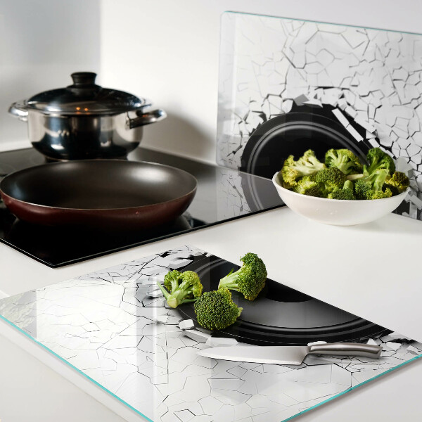 Schneidebrett Lautsprecher in einer zerbrochenen Wand