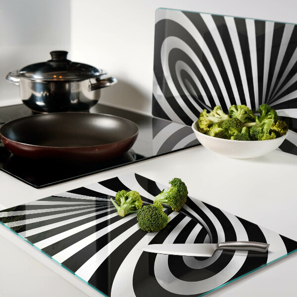 Schneidebrett mit schwarz-weißem Spiralmuster