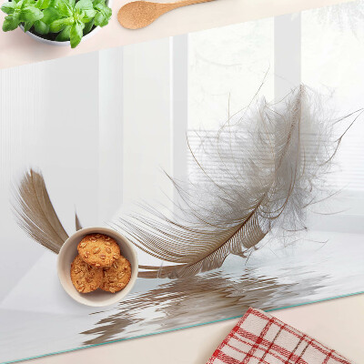 Schneidebrett glas Eine Feder gegen das Wasser