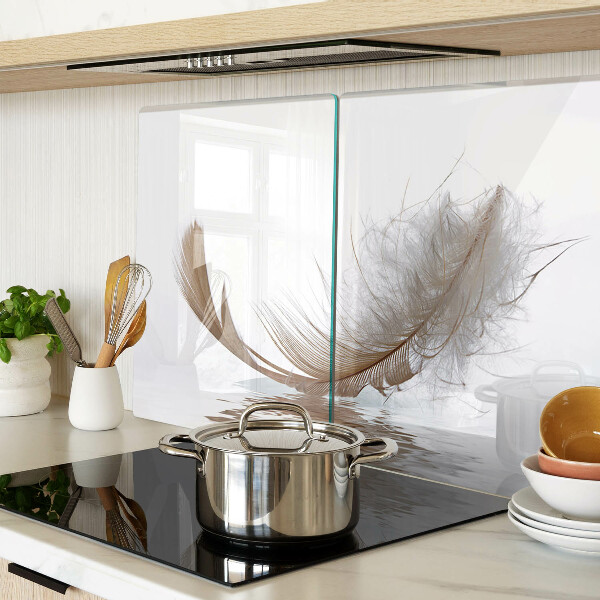 Schneidebrett glas Eine Feder gegen das Wasser