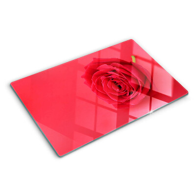 Schneidebrett mit Motiv einer roten Rose im Hintergrund