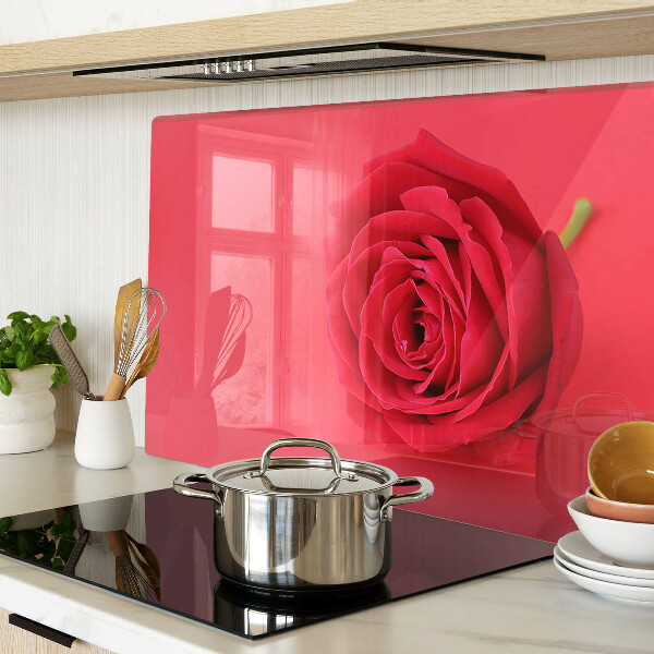 Schneidebrett Rote Rose im Hintergrund