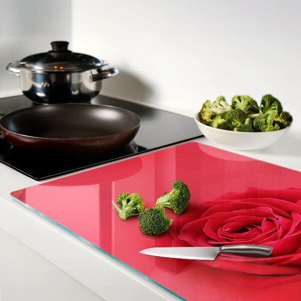 Schneidebrett Rote Rose im Hintergrund