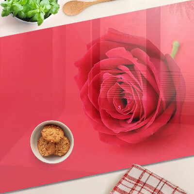 Schneidebrett mit Motiv einer roten Rose im Hintergrund