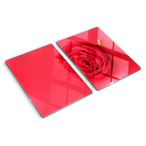 Schneidebrett mit Motiv einer roten Rose im Hintergrund