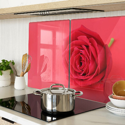 Schneidebrett Rote Rose im Hintergrund