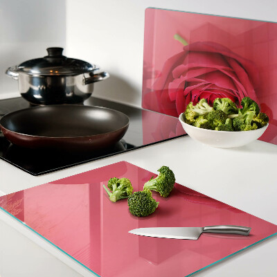 Schneidebrett Rote Rose im Hintergrund