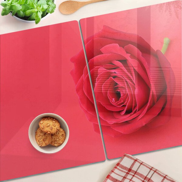 Schneidebrett mit Motiv einer roten Rose im Hintergrund