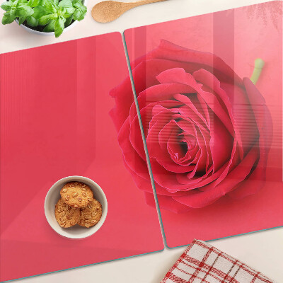 Schneidebrett mit Motiv einer roten Rose im Hintergrund