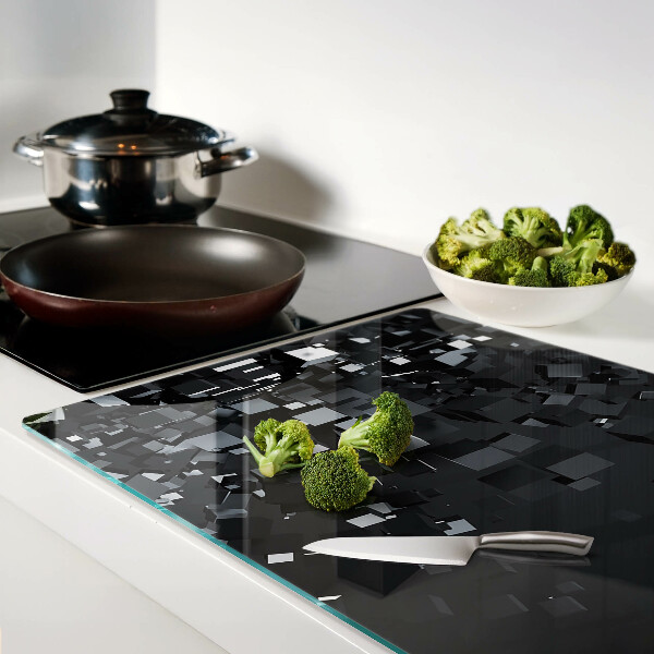 Schneidebrett mit abstraktem schwarzen Würfelmotiv