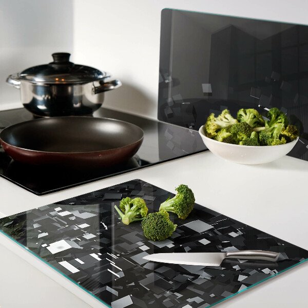 Schneidebrett mit abstraktem schwarzen Würfelmotiv