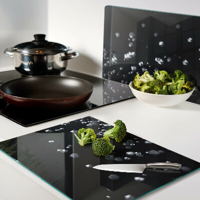 Schneidebrett mit Kristallblasen-Motiv auf schwarzem Hintergrund