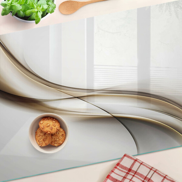 Schneidebrett mit wellenförmigem Muster in Beigetönen