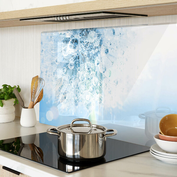 Glas-Schneidebrett mit einem Motiv aus Löwenzahnblüten und Wassertropfen