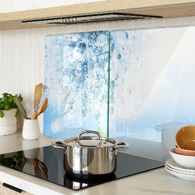 Glas-Schneidebrett mit einem Motiv aus Löwenzahnblüten und Wassertropfen