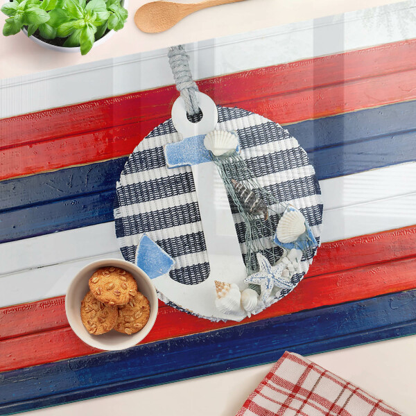 Glas schneidebrett Anker vor dem gestreiften Hintergrund