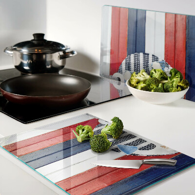 Glas Schneidebrett mit Anker-Motiv vor gestreiftem Hintergrund