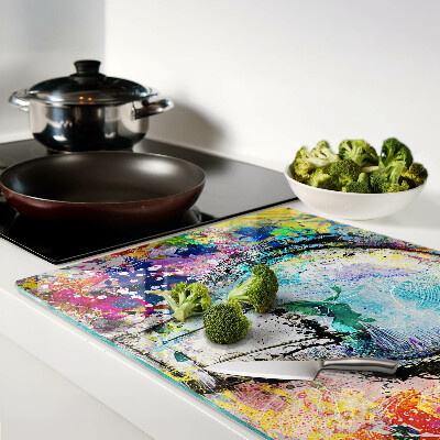 Schneidebrett Glühbirne auf farbigem Hintergrund