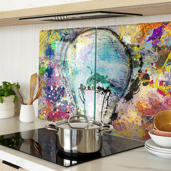 Schneidebrett Glühbirne auf farbigem Hintergrund