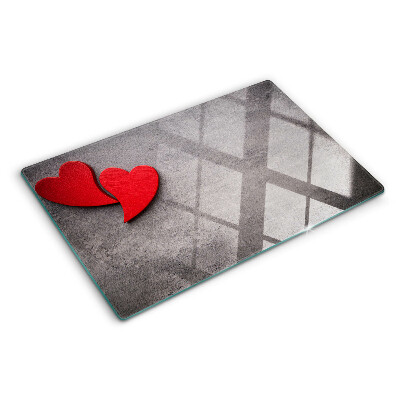 Schneidebrett mit einem Herzmotiv vor einem Fenster