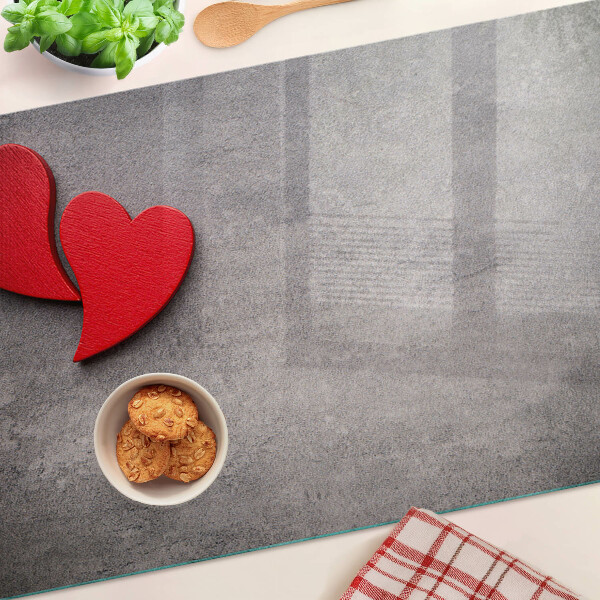 Schneidebrett mit einem Herzmotiv vor einem Fenster