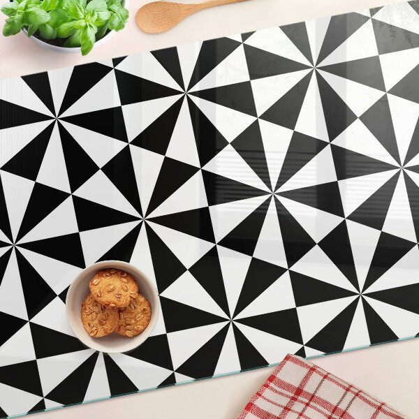 Schneidebrett mit geometrischem Schwarzweiß-Dreiecksdesign