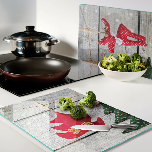 Schneidebrett mit Weihnachtsdekorationen auf Holzoptik