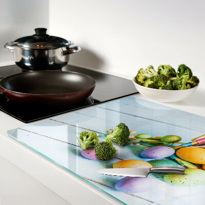 Schneidebrett glas Ostereier in bunten Farben in einem Korb