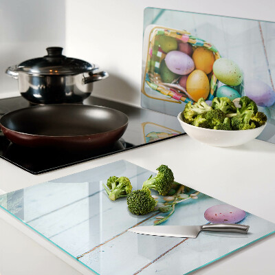 Schneidebrett glas Ostereier in bunten Farben in einem Korb