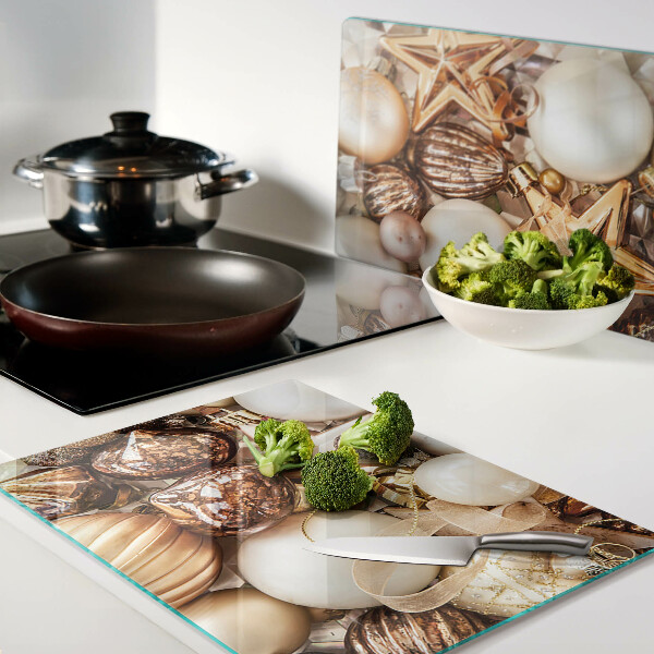 Glas schneidebrett Weihnachtsdekorationen und Christbaumkugeln