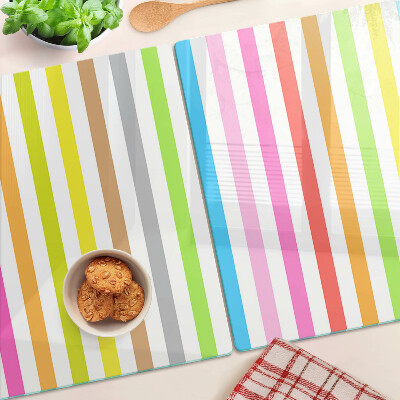 Schneidebrett mit regenbogenfarbenen Streifen