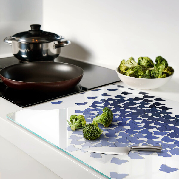 Schneidebrett mit Herzmotiv und Schmetterlingen